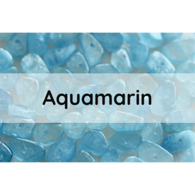 Hellblaue Aquamarinkristalle auf einem neutralen Hintergrund.