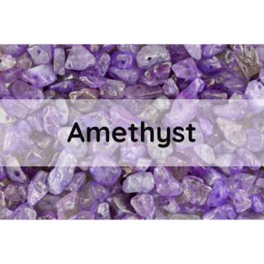 Lila, unregelmäßig geformte Amethyststeine mit Text darüber.