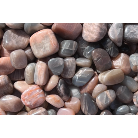 Bunte, glatte Steine in verschiedenen Formen und Größen auf einer Oberfläche.