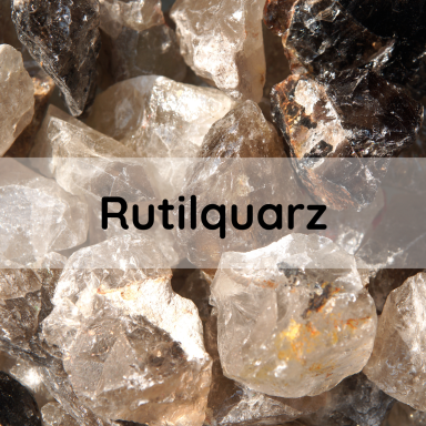 Rutilquarz Rutilquarz: Durchsichtige Kristalle mit goldenen Einschlüssen auf dunklem Untergrund.