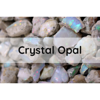 Eine Ansammlung von Kristallopalsteinen mit schimmernden Farben.