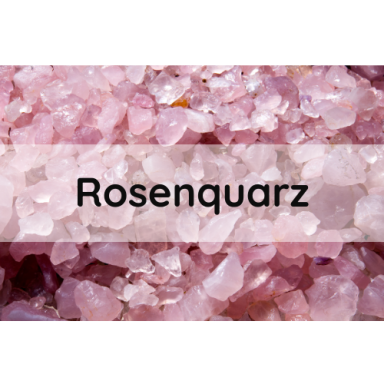 Rosenquarzstücke in rosa Farben mit einer weißen Beschriftung.