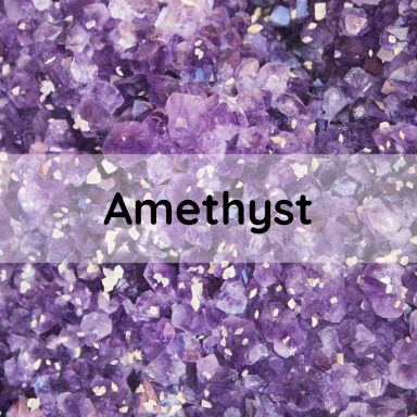 Amethyst Violette Amethyst-Kristalle mit goldenen Einsprenkelungen.