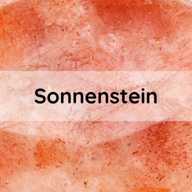 Sonnenstein Hintergrund in warmen Rottönen mit dem Text "Sonnenstein" in schwarzer Schrift.