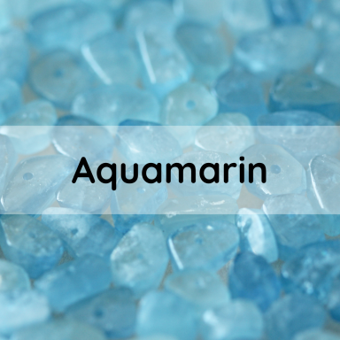 Aquamarin Translucente, hellblaue Aquamarinkristalle auf einem Hintergrund.