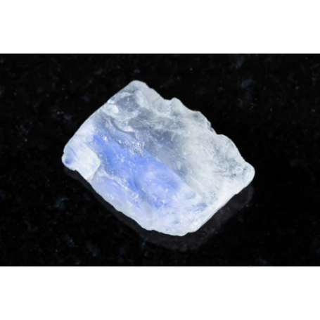 Blauer, transparenter Mineralstein auf schwarzem Untergrund.
