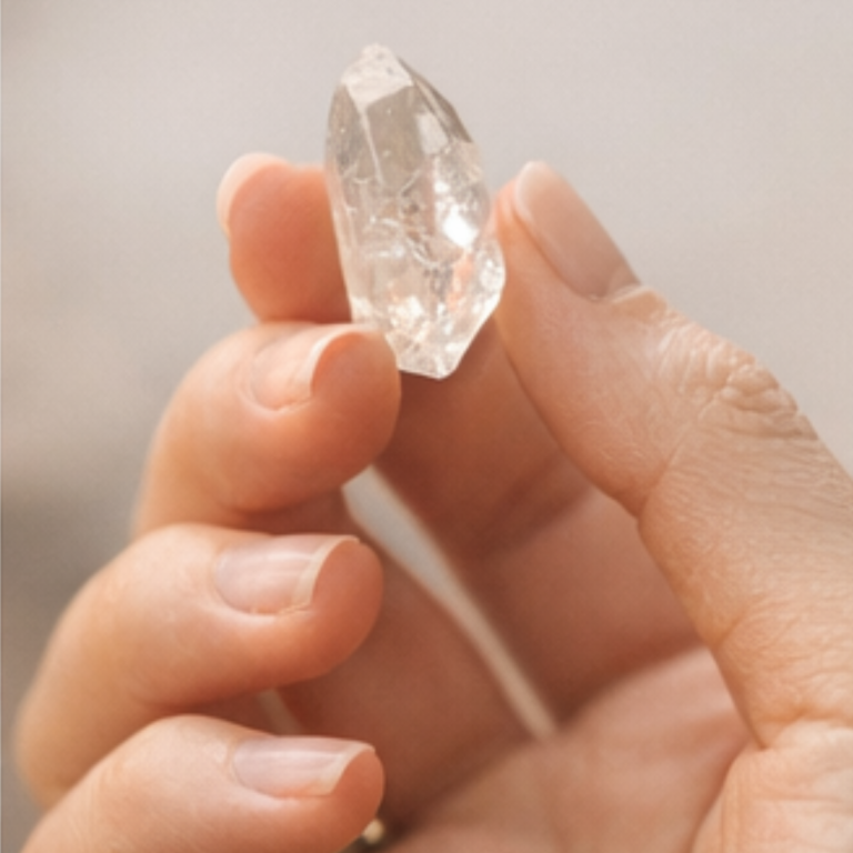 schmuck bewusst anlegen Eine Hand hält einen klaren, spiralförmigen Kristall.