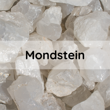 Mondstein Kleine, durchsichtige Mondsteinkristalle auf neutralem Hintergrund.